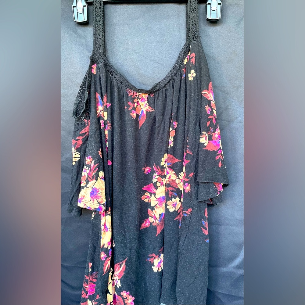 MUDD brand flowy off shoulder bell sleeve top. Size XL